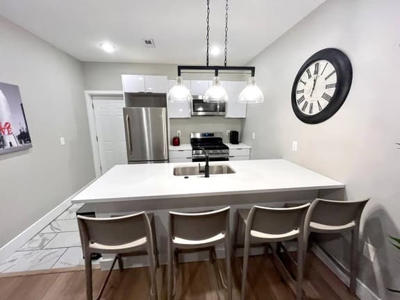 1 bedroom w/patio close to Wells Fargo arena