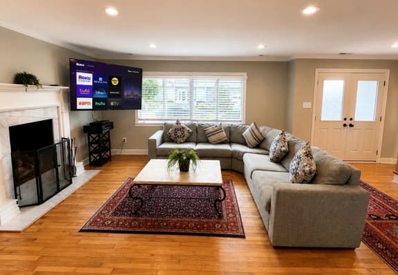 4 bedroom house with pool and backyard on bayside.
