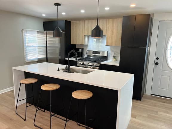 3 bedroom across from Tropicana, beach ,boardwalk.