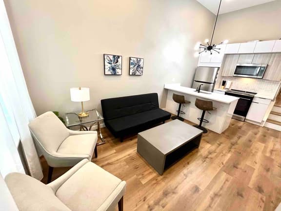 Art museum area 2 bedroom bilevel big unit &yard.