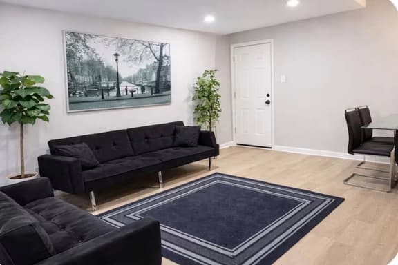 5 bedroom across from tropicana 1 block to beach