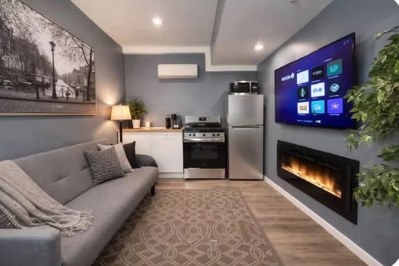 1 bedroom 1 block to tropicana casino, & beach.