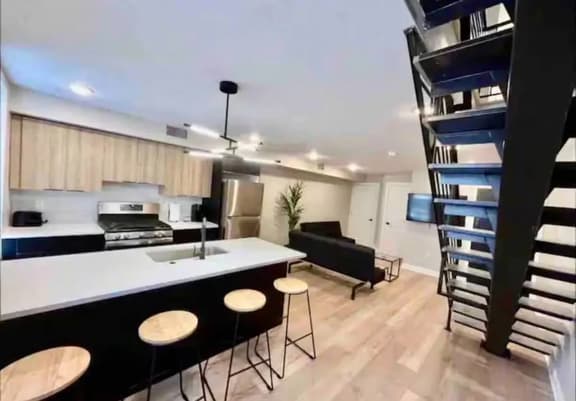 2 bedroom bi-level close to convention & city