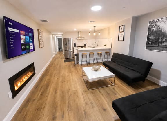 4 bedroom apartment, backyard, near convention.