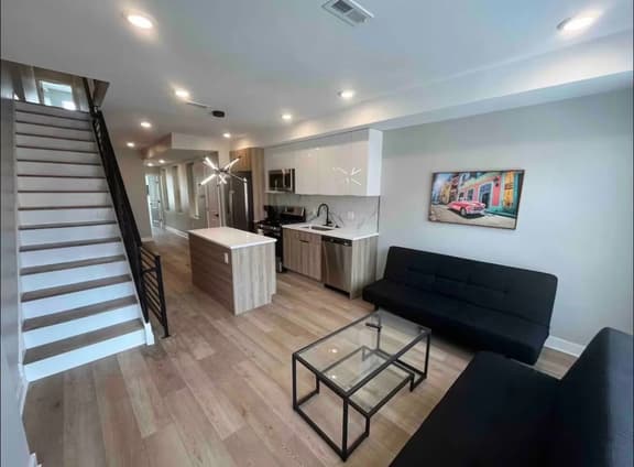 4 bedroom with rooftop close to Center City.