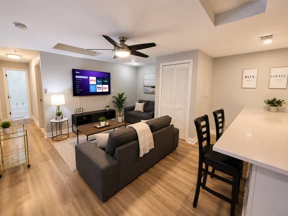1bedroom kitchen living room near convention.