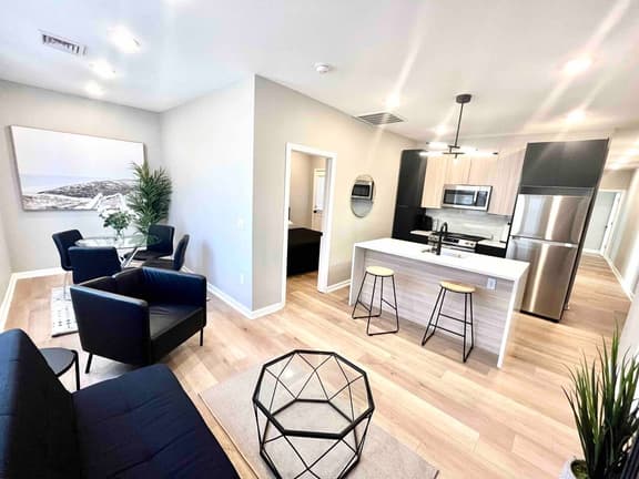 3 bedroom 1 block beach, full kitchen, livingroom.