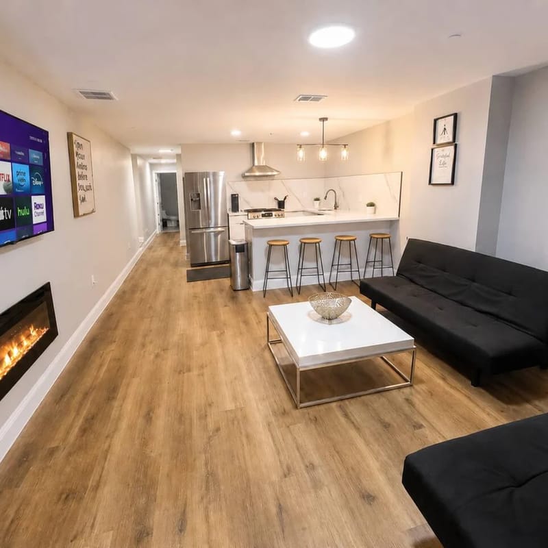 4 bedroom apartment, backyard, near convention.