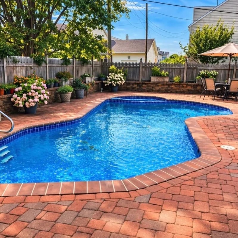 4 bedroom House with pool and deck close to bay.