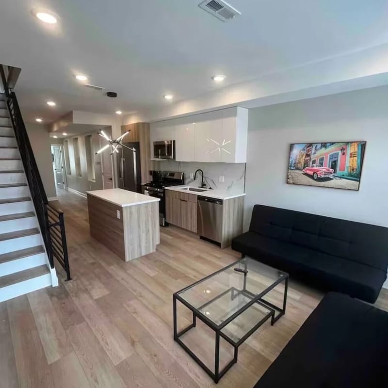 4 bedroom with rooftop close to Center City.