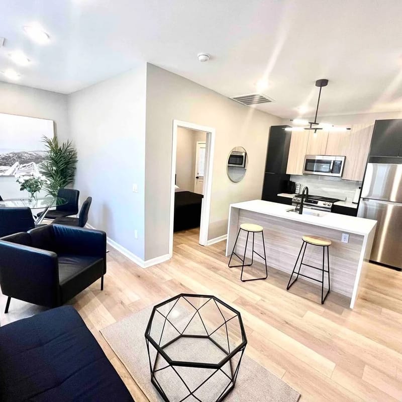 3 bedroom 1 block beach, full kitchen, livingroom.